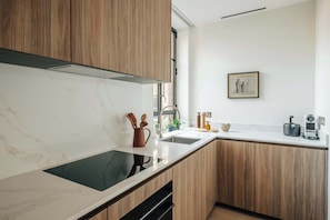 Coffee/tea maker, fridge, microwave, oven - Mayfair Luxury 1BR at SLO Claridge House (London)