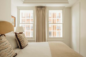 1 bedroom, iron/ironing board, WiFi, bed sheets - Mayfair Luxury 1BR at SLO Claridge House (London)