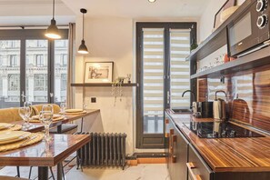 Fridge, microwave, stovetop, coffee/tea maker - Elegant Apartment - Montorgueil - Le Marais (Paris)