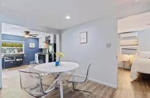 Dining - 2/1 Pet Friendly Spanish Cottage (Lakeland)