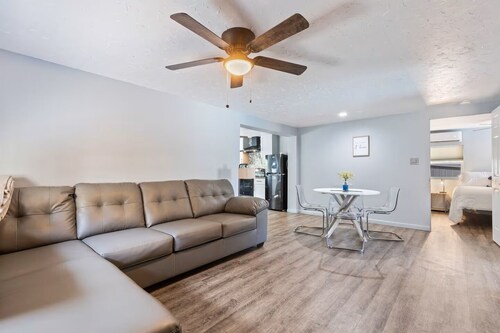 2/1 Pet Friendly Spanish Cottage