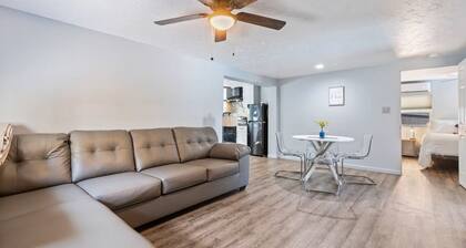 2/1 Pet Friendly Spanish Cottage