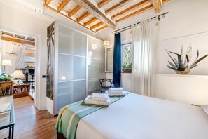 Ein Schlafzimmer mit Bett, Stuhl, Schreibtisch und Bücherregal.