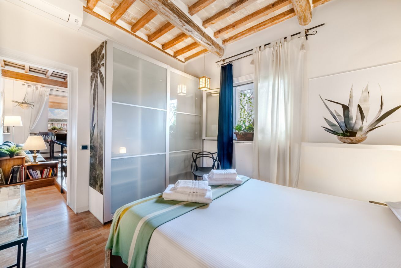 2 habitaciones, escritorio y tabla de planchar con plancha 