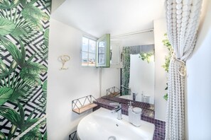 Dusche, Bidet, Handtücher, Shampoo