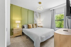 5 slaapkamers, een bureau, een strijkplank/strijkijzer, reisbedje
