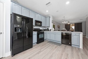 Fridge, microwave, oven, stovetop - Vista Cay 3BR Townhome- Near Universal (Orlando)