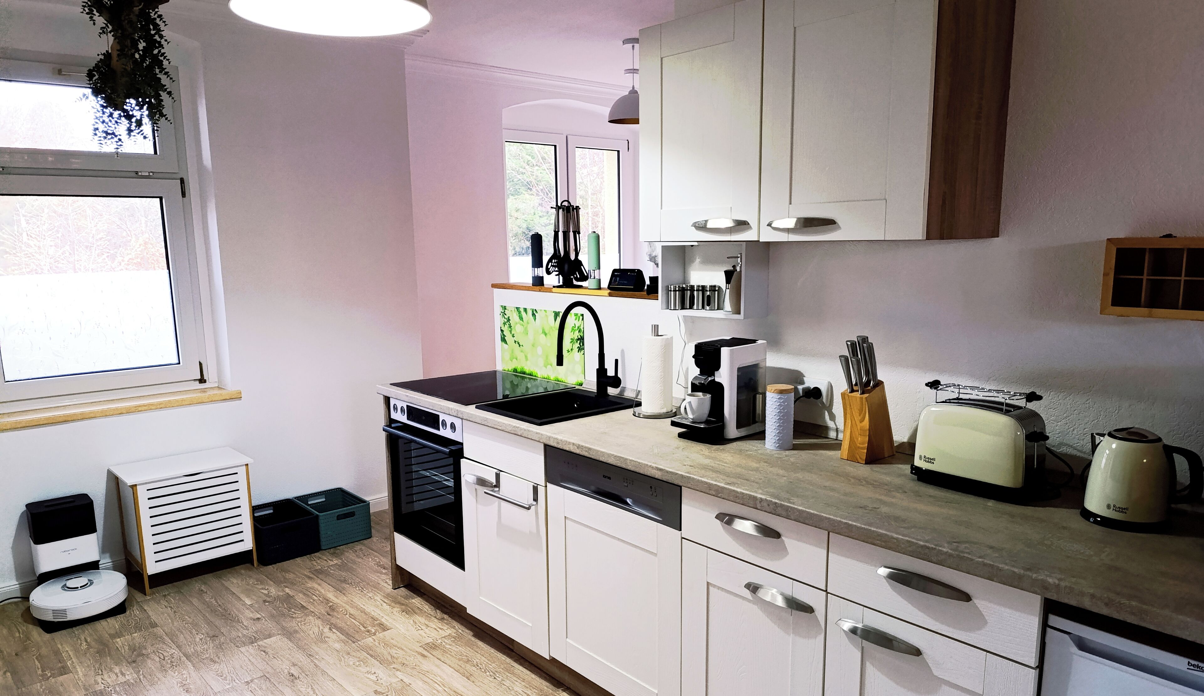 Réfrigérateur, plaque de cuisson, lave-vaisselle, cafetière/bouilloire