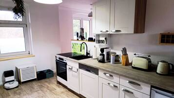 Réfrigérateur, plaque de cuisson, lave-vaisselle, cafetière/bouilloire