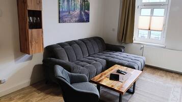 TV connectée, livres, vidéothèque