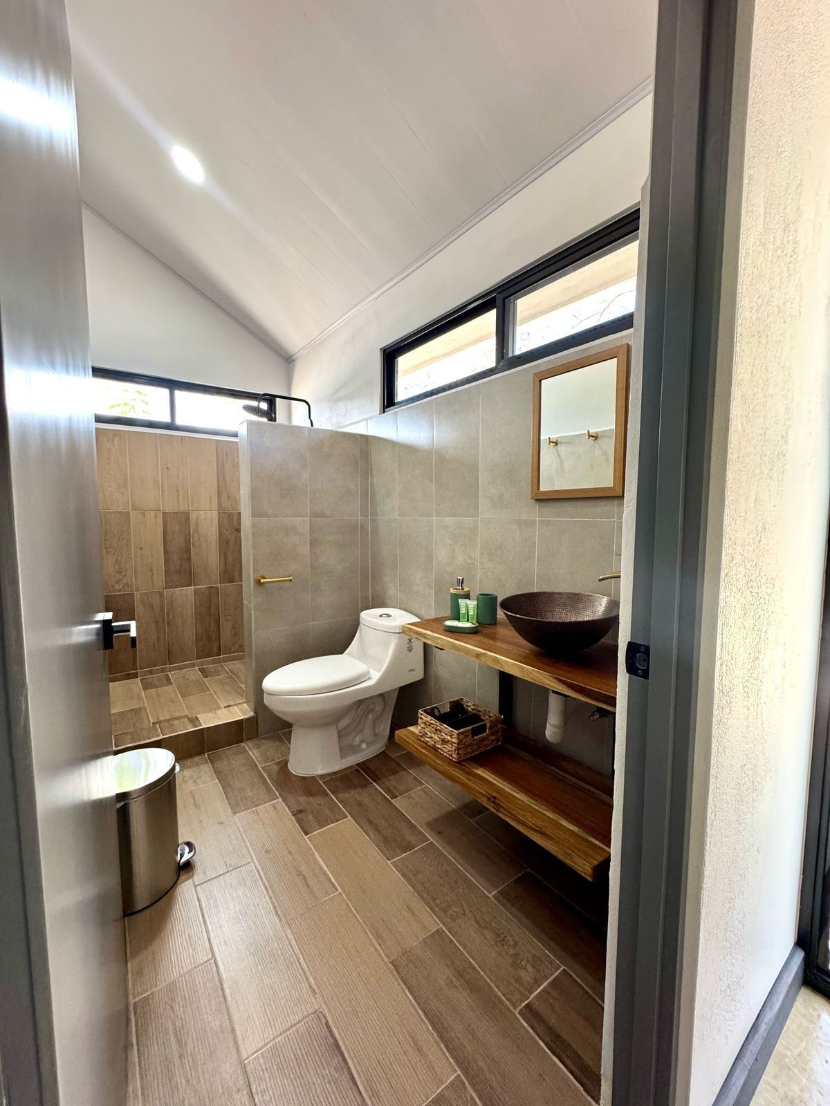 Douche, sèche-cheveux, serviettes fournies, savon