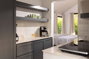 Microondas, placa de cocina, licuadora, molino de café