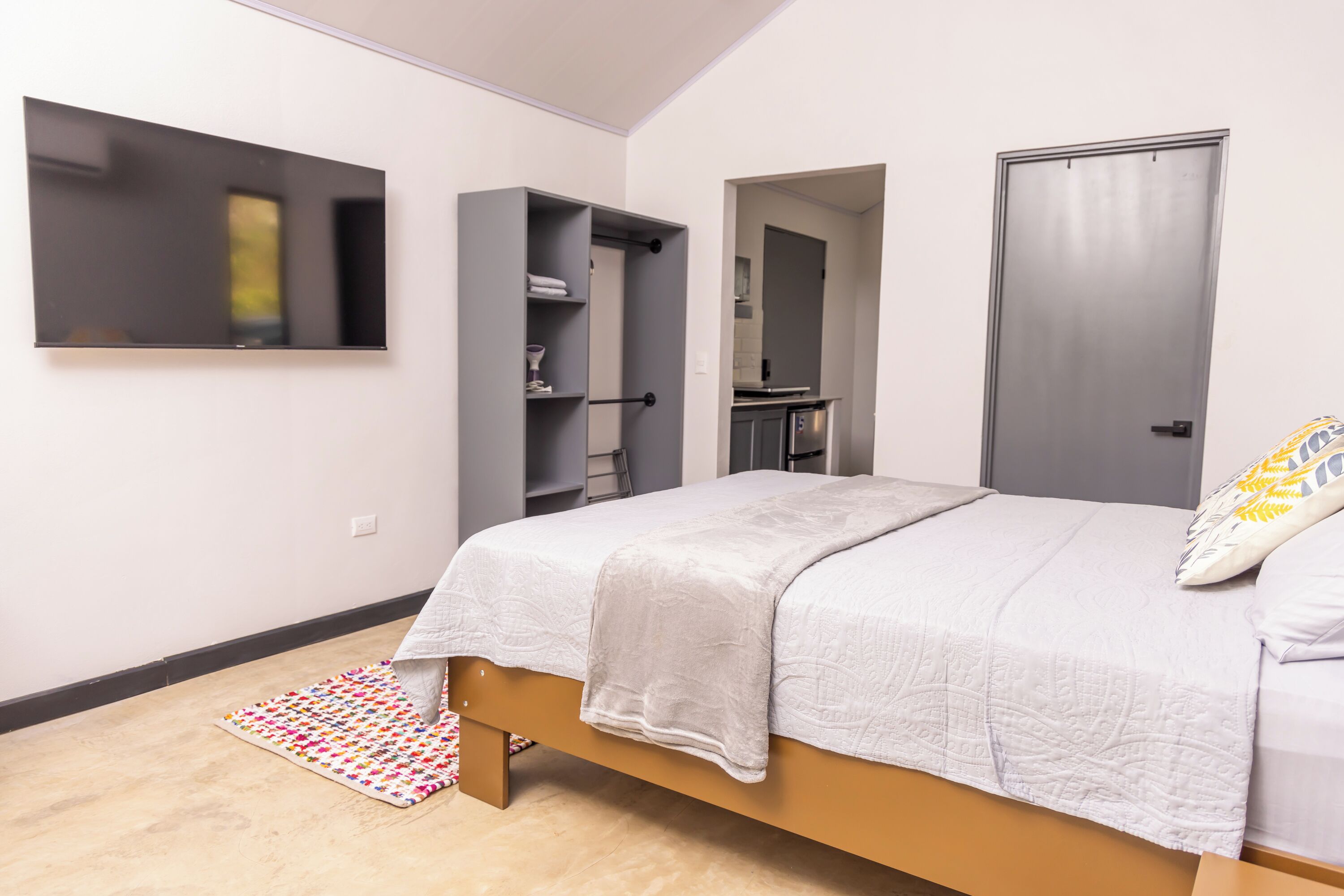 Silitysrauta/-lauta, ilmainen Wi-Fi, vuodevaatteet