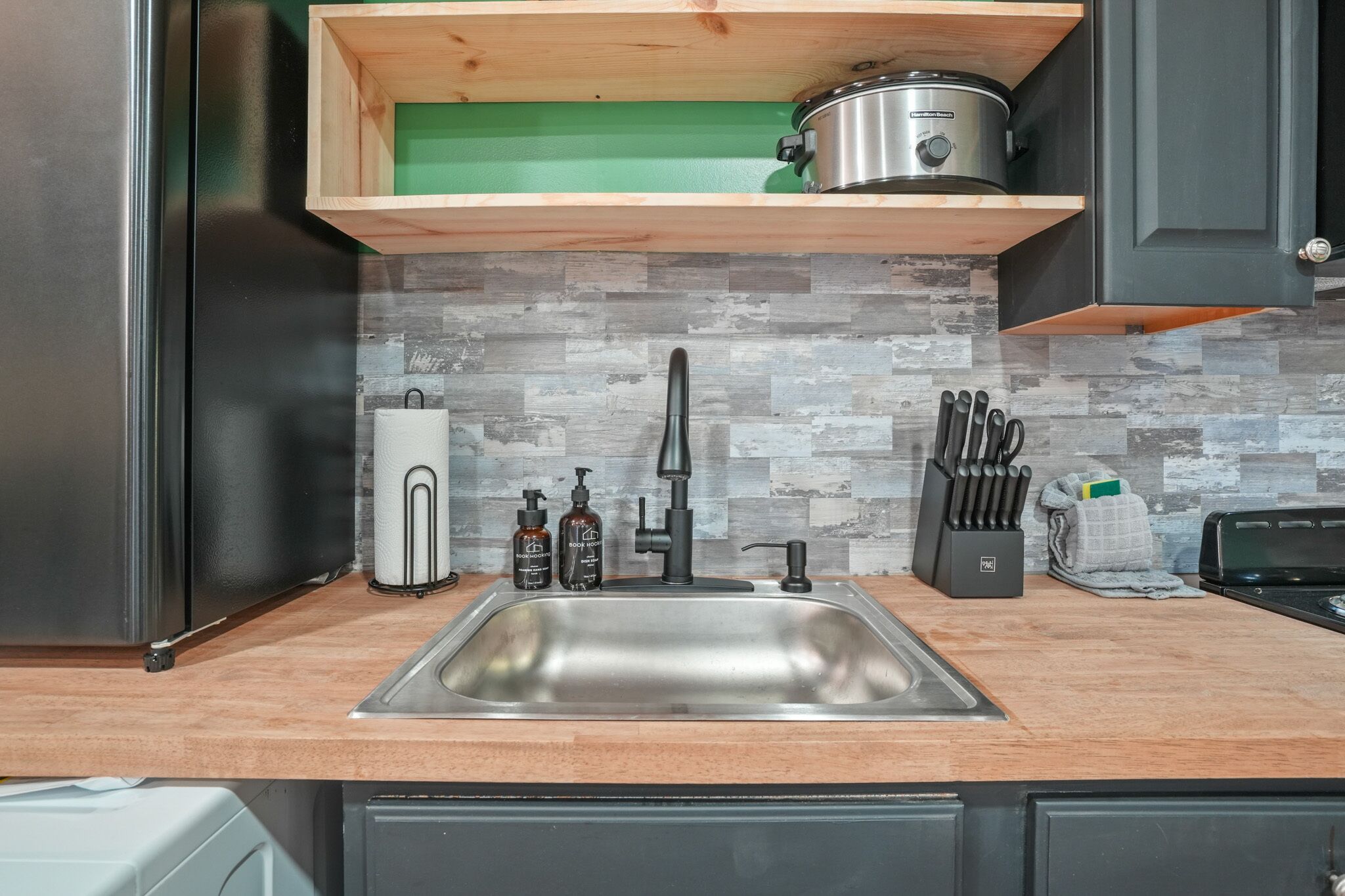 Fridge, microwave, oven, coffee/tea maker