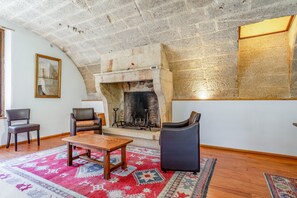 Interior - Guest Room “Room 1” with Shared Pool, Communal Terrace, and Wi-Fi (Vers Pont du Gard)