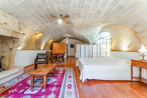 1 bedroom, WiFi, bed sheets - Guest Room “Room 1” with Shared Pool, Communal Terrace, and Wi-Fi (Vers Pont du Gard)