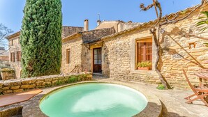 A stone building with a swimming pool, a tall tree, and a wooden bench. - Guest Room “Room 1” with Shared Pool, Communal Terrace, and Wi-Fi (Vers Pont du Gard)