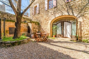Outdoor dining - Bed and Breakfast 'Chambre 3' with Shared Pool, Shared Terrace and Wi-Fi (Vers Pont du Gard)