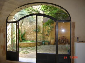 Interior - Bed and Breakfast 'Chambre 3' with Shared Pool, Shared Terrace and Wi-Fi (Vers Pont du Gard)