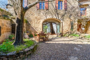 Outdoor dining - Bed and Breakfast 'Chambre 3' with Shared Pool, Shared Terrace and Wi-Fi (Vers Pont du Gard)