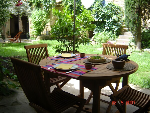 تناول الطعام بالخارج