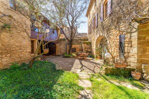 Exterior - Bed and Breakfast 'Chambre 3' with Shared Pool, Shared Terrace and Wi-Fi (Vers Pont du Gard)