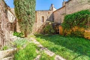 Property grounds - Bed and Breakfast 'Chambre 3' with Shared Pool, Shared Terrace and Wi-Fi (Vers Pont du Gard)
