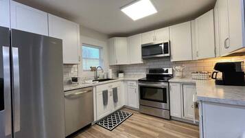 Micro-ondes, four, plaque de cuisson, lave-vaisselle