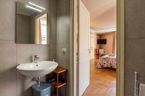 Shower, hair dryer, towels - Room 'Aurora' at Francy House Termini Imerese (Termini Imerese)