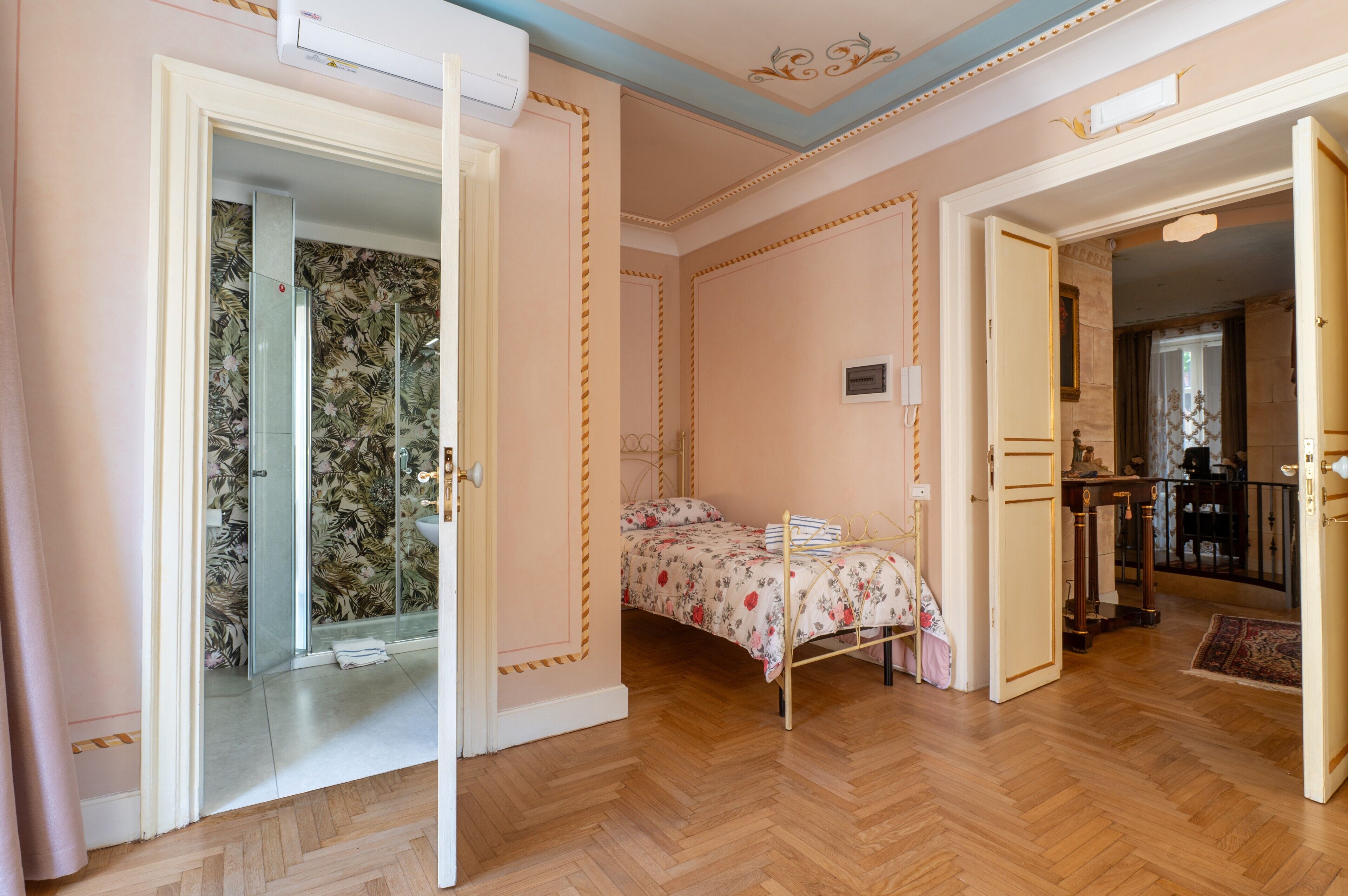 Une chambre à coucher comprenant un lit, une douche et une porte donnant accès à une salle de bain.
