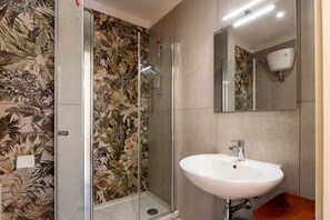 Shower, hair dryer, towels - Room 'Aurora' at Francy House Termini Imerese (Termini Imerese)