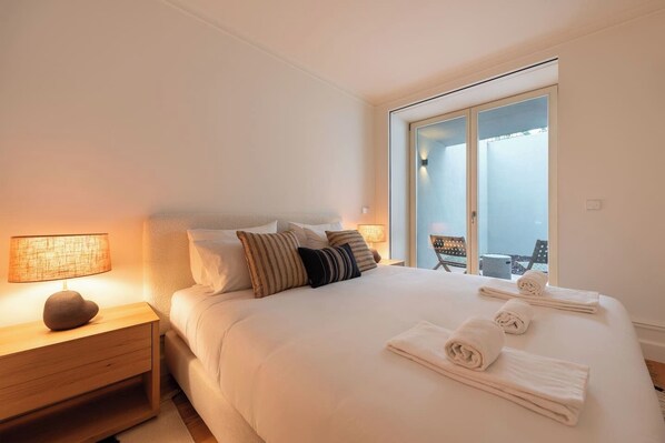 Desk, iron/ironing board, WiFi, bed sheets