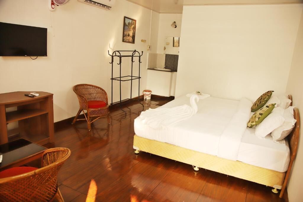 Premium Twin Room | Desk, laptop workspace, iron/ironing board, free WiFi