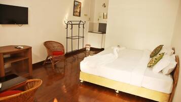 Premium Twin Room | Desk, laptop workspace, iron/ironing board, free WiFi