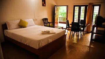 Deluxe Double Room | Desk, laptop workspace, iron/ironing board, free WiFi