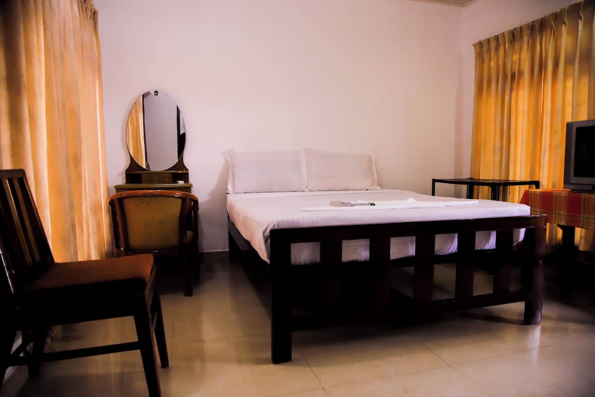 Deluxe Room, Lanai, Garden View | Desk, iron/ironing board, free WiFi