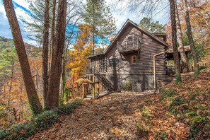 Exterior - Riverfront Retreat, Sleeps 10・Water Views・Hot Tub (Townsend)