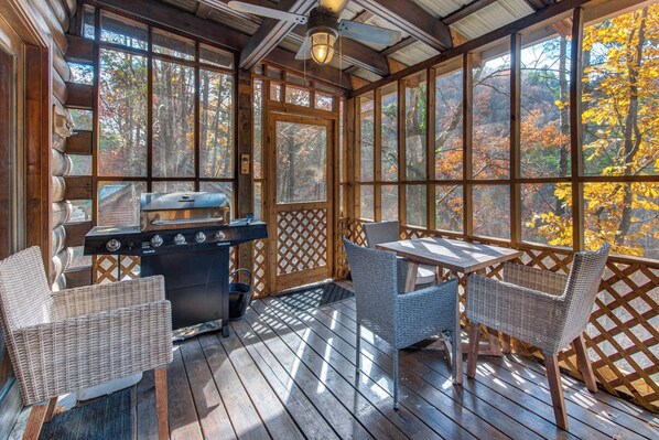 Outdoor dining - Riverfront Retreat, Sleeps 10・Water Views・Hot Tub (Townsend)