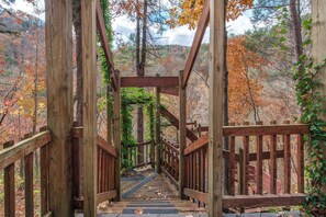 Property grounds - Riverfront Retreat, Sleeps 10・Water Views・Hot Tub (Townsend)