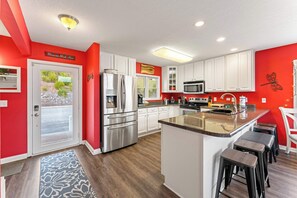 Fridge, microwave, oven, stovetop - Norris Lake ~ Deerfield Resort ~ Lake Front Villa ~ Sleeps 14 ~ Boat Slip・Pool ~ Drain's Getaway (LaFollette)