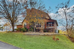 Exterior - Peaceful Waterfront Retreat, Sleeps 8・Dock・Grill (Dandridge)