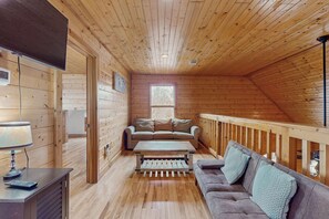 Televisión, chimenea y oficina 