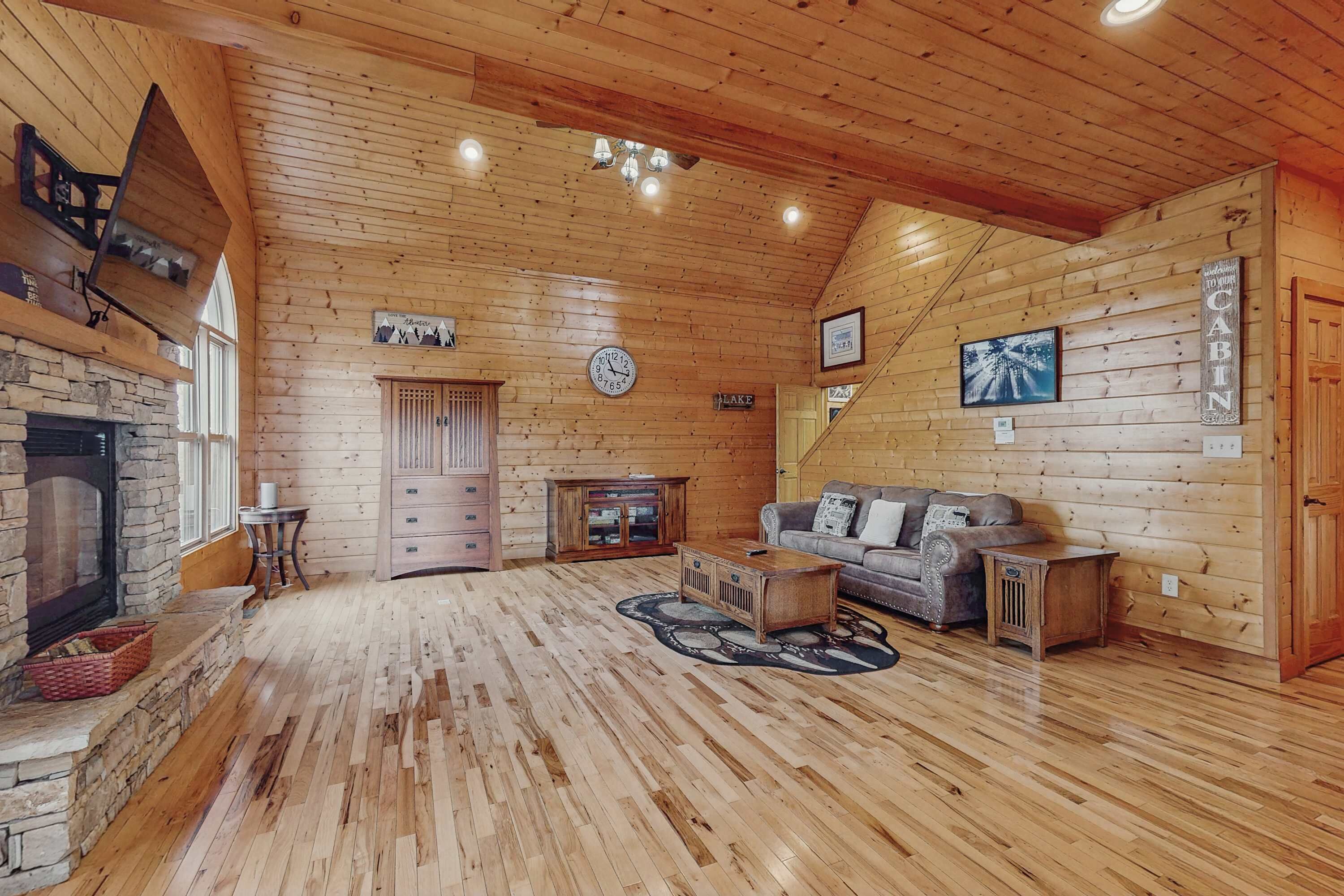 Televisión, chimenea y oficina 