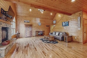 Televisión, chimenea y oficina 