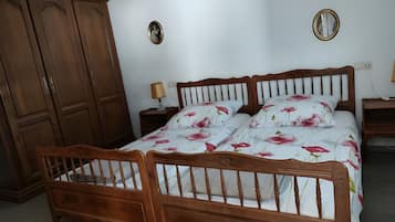 Iron/ironing board, WiFi, bed sheets