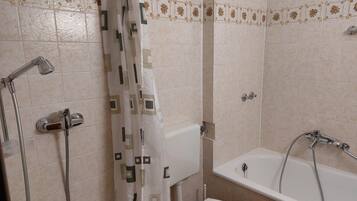 Douche, sĂšche-cheveux, serviettes fournies