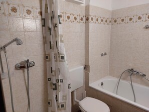 Regadera, secadora de cabello, toallas 