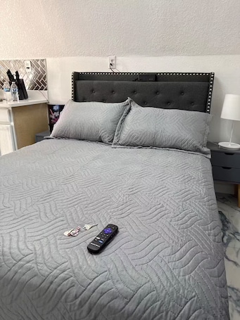 1 bedroom, free WiFi. Quaint 1-bedroom cabin with AC in Jacksonville