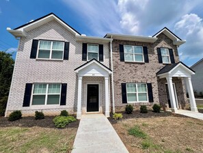 Exterior - Chic & Quiet 3BR Getaway Minutes From MTSU (Murfreesboro)