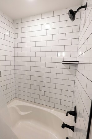 Towels, soap, toilet paper - Chic & Quiet 3BR Getaway Minutes From MTSU (Murfreesboro)